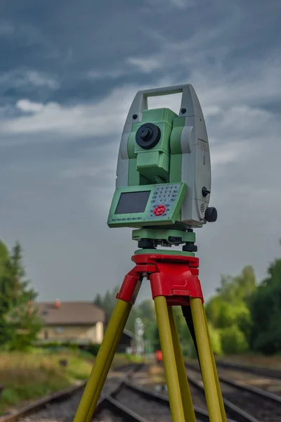 Máquina Para Topógrafos Con Cielo Azul Árboles Verdes Día Color —  Fotos de Stock