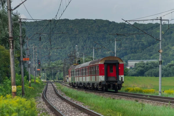 Treno Passeggeri Con Locomotiva Elettrica Rossa Carrozze Rosse Passeggeri Estate — Foto Stock