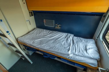 Humenne 'den Prag' a gece arabasında tuvalet ve duşlu tek lüks kompartıman.