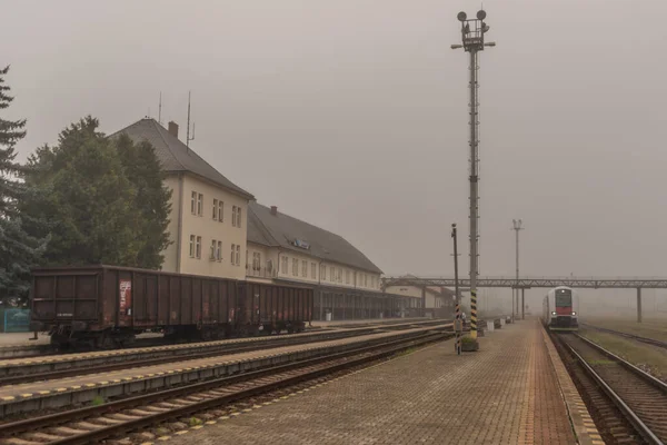 Mist Trein Brezno Station Zomer Koude Donkere Ochtend — Stockfoto