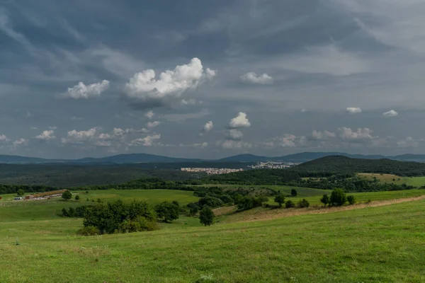 Вигляд Пагорбів Над Косовим Містом Сході Словаччини Спекотний День — стокове фото
