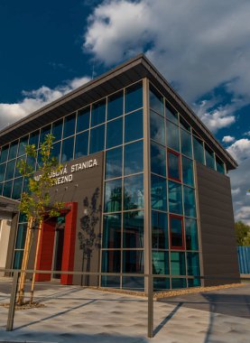 Slovakya 'nın orta kesimindeki Brezno kasabasında cam salonu olan yeni otobüs durağı.