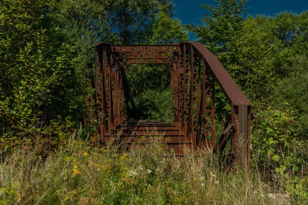 夏天炎热的日子里 Liptovska Porubka村附近的旧铁桥 — 图库照片