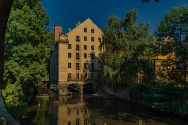 Kuzey Bohemya 'nın Litomerice kasabasındaki eski moda büyük ev değirmeni.