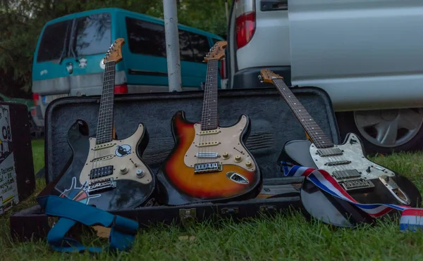 三把电吉他在夏天的晚上在货车附近的音乐节上 — 图库照片