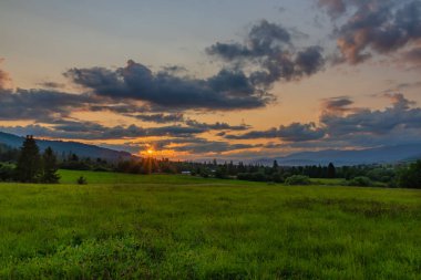 Millî park Muranska planina 'da Michalova köyü yakınlarında günbatımı