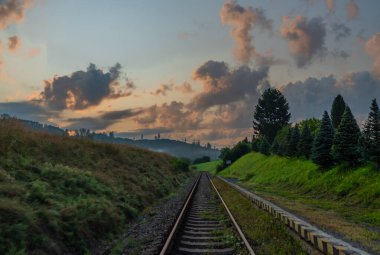 Slovakya 'nın orta kesimindeki Michalova istasyonunda güneş doğuyor. Güzel bir yaz sabahı.