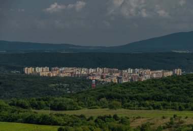 Slovakya 'nın doğusundaki Kosice şehrinde kara bulutlu yaz gününde büyük apartman blokları