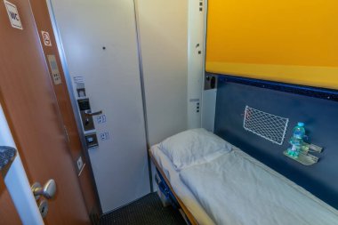 Humenne 'den Prag' a gece arabasında tuvalet ve duşlu tek lüks kompartıman.