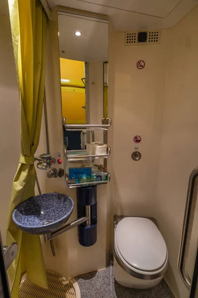 从休门内到布拉格的夜车上有厕所和淋浴的单人豪华包厢 — 图库照片