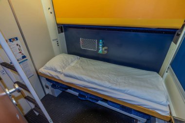 Humenne 'den Prag' a gece arabasında tuvalet ve duşlu tek lüks kompartıman.