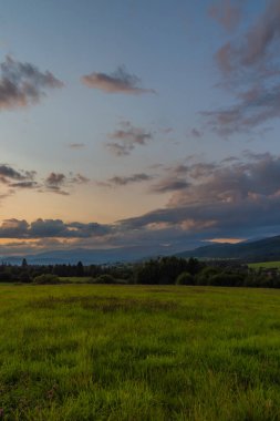 Millî park Muranska planina 'da Michalova köyü yakınlarında günbatımı
