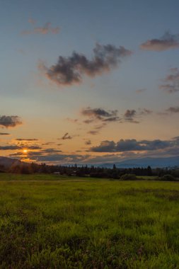 Millî park Muranska planina 'da Michalova köyü yakınlarında günbatımı