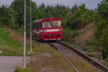 Slovakya 'nın orta kesimindeki Michalova istasyonunda güneş doğuyor. Güzel bir yaz sabahı.