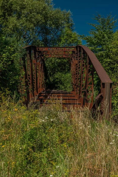 夏天炎热的日子里 Liptovska Porubka村附近的旧铁桥 — 图库照片