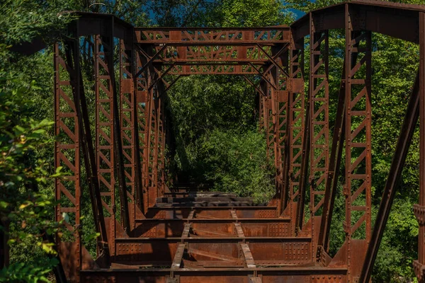 Παλιά Σιδηροδρομική Γέφυρα Σιδήρου Κοντά Στο Χωριό Liptovska Porubka Καλοκαίρι — Φωτογραφία Αρχείου