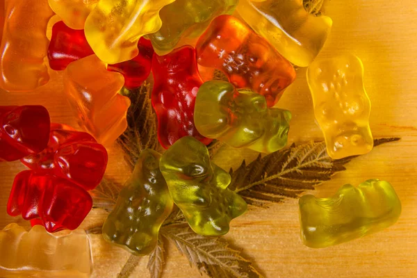 Beyaz arka planda beyaz kapaklı renkli ahşap kutu. Güzel bir yansıması ve taze şekeri var.