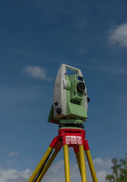 Máquina Para Topógrafos Con Cielo Azul Árboles Verdes Día Color —  Fotos de Stock