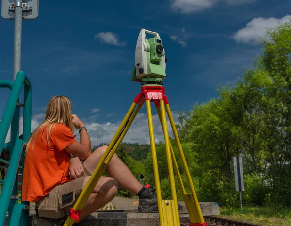 Máquina Para Topógrafos Topógrafos Con Cielo Azul Árboles Verdes Día —  Fotos de Stock