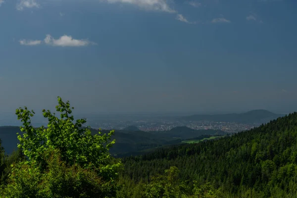 夏日清澈的早晨 格拉茨市和桑特拉杰恩镇附近的小山 — 图库照片
