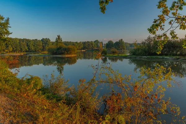 Ranní Podzimní Rybník Města České Budějovice Barevným Světlem — Stock fotografie