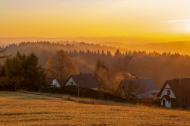 Horice na Sumave CZ 11 04 2025 yakınlarındaki Lipno rezervuarı yakınlarındaki Sumava dağlarında renklendirilmiş taze gün doğumu sabahı.