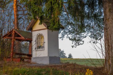 Horice na Sumave CZ 11 04 2025 yakınlarındaki Lipno rezervuarı yakınlarındaki Sumava dağlarında renklendirilmiş taze gün doğumu sabahı.