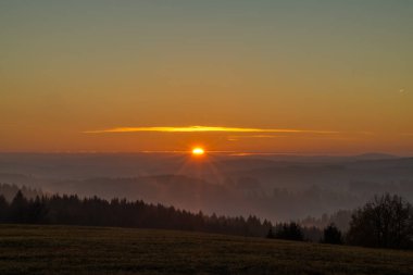 Horice na Sumave yakınlarındaki Lipno rezervuarının yakınlarındaki Sumava dağlarında renkli taze gün doğumu sabahı