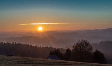 Horice na Sumave yakınlarındaki Lipno rezervuarının yakınlarındaki Sumava dağlarında renkli taze gün doğumu sabahı