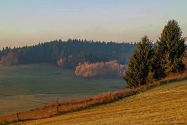 Horice na Sumave yakınlarındaki Lipno rezervuarının yakınlarındaki Sumava dağlarında renkli taze gün doğumu sabahı