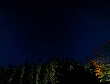 Krusne dağlarında açık yıldızlı gökyüzü ile sonbahar dolunayı gecesi