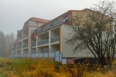 Cerna v Posumavi CZ 11 04 2025 'teki Rezervuar Lipno yakınlarındaki bisiklet rotası ve eski ev