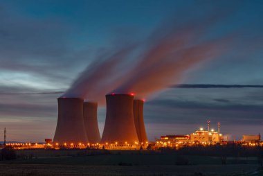 Güneş battıktan sonra nükleer enerji santrali Temelin CZ 11 12 2025 'te soğuk bir akşam