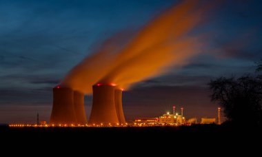 Güneş battıktan sonra nükleer enerji santrali Temelin CZ 11 12 2025 'te soğuk bir akşam