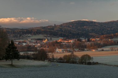 Sonbahar sabahı Vlachovo Brezi CZ 11 19 2025 yakınlarında dondurucu renkte gün doğumu manzarası