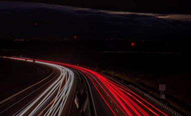 Renkli arabalar Prag 'dan Chotycany köyü yakınlarındaki Linz' e kadar hızlı karanlık otoyolda ilerliyor.