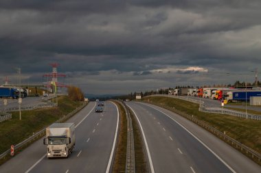 Chotycany CZ 11 20 2025 yakınlarındaki otoyol ve benzin istasyonuyla sonbahar renkli öğleden sonra