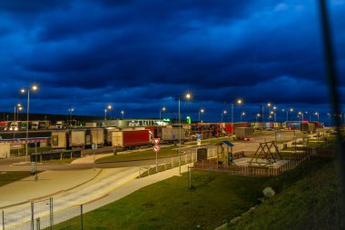 Chotycany CZ 11 20 2025 yakınlarında karayolu ve benzin istasyonuyla koyu renk gece