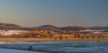 Brloh CZ 11 28 2025 köyü yakınlarındaki manzara için günbatımı renk sonbahar akşam görüntüsü