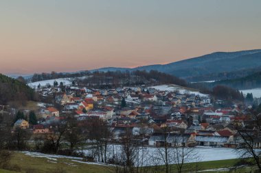 Brloh CZ 11 28 2025 köyü yakınlarındaki manzara için günbatımı renk sonbahar akşam görüntüsü