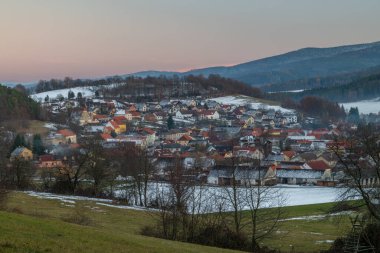 Brloh CZ 11 28 2025 köyü yakınlarındaki manzara için günbatımı renk sonbahar akşam görüntüsü