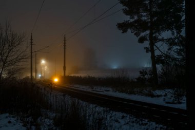 Windischgarsten Avusturya 'da kış akşamında trenden gelen renk çizgileri 12 02 2025
