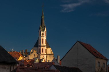 Cesky Krumlov CZ 12. 2025 'te kar yağmadan kış mevsiminde eski tarihi merkez.