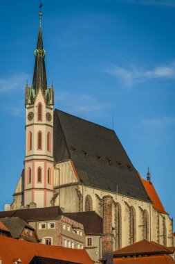 Cesky Krumlov CZ 12. 2025 'te kar yağmadan kış mevsiminde eski tarihi merkez.