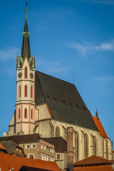 Cesky Krumlov CZ 12. 2025 'te kar yağmadan kış mevsiminde eski tarihi merkez.