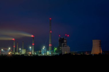 Melnik CZ 12 22 2025 'te Labe nehri yakınlarındaki büyük renkli elektrik santrali.