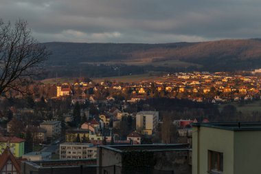 Usti nad Labem CZ 12 24 2025 'te günbatımı kış renklerine sahip apartman blokları ve evler