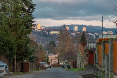 Usti nad Labem CZ 12 24 2025 'te günbatımı kış renklerine sahip apartman blokları ve evler