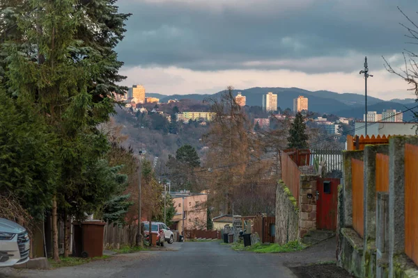 Usti nad Labem CZ 12 24 2025 'te günbatımı kış renklerine sahip apartman blokları ve evler