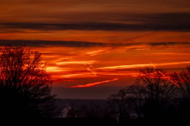 Bosilec CZ 01 05 2026 'daki binaların silueti ile kırmızı bulutlu gün doğumu renk cenneti